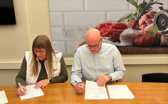 /media/hypjoeog/dsm-industri-anette-s-larsen-og-leif-wilson-skriver-under-paa-ok25.jpeg?rxy=0.502475256488721,0.02996286980802034&width=340&height=210&v=1dbd525c2382fd0