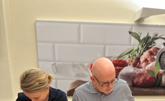 /media/md3puotf/dsm-mette-bisgaard-og-leif-wilson-skriver-under-2.jpg?rxy=0.502475256488721,0.02996286980802034&width=340&height=210&v=1dbd525c2382fd0