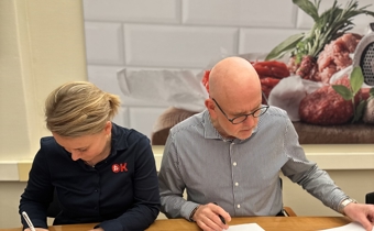 /media/md3puotf/dsm-mette-bisgaard-og-leif-wilson-skriver-under-2.jpg?rxy=0.6603552983371062,0.3813835833464356&width=340&height=210&v=1dbddcae01a8bd0